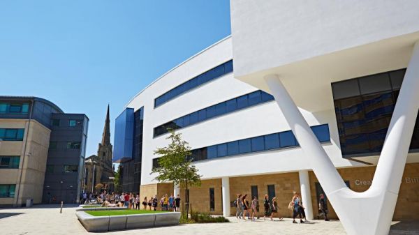 Săn học bổng du học UK lên tới 8000 GBP tại đại học Huddersfield