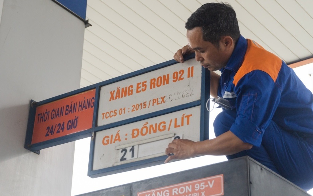 Nhân viên cây xăng trên đường Phan Xích Long (TP HCM) chuẩn bị điều chỉnh giá xăng dầu, tháng 11/2023. Ảnh: Thành Lộc