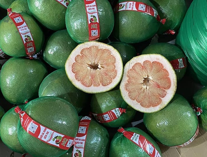 Bưởi da xanh được nhiều thương lái xả hàng đầu năm với giá rẻ. Ảnh: hội mua bán sỉ bưởi da xanh