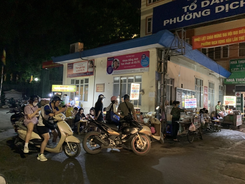 Bốn xe đẩy bán viên chiên trên phố Phan Văn Trường, quận Cầu Giấy, 11 giờ đêm 7/5. Ảnh: Quỳnh Nguyễn