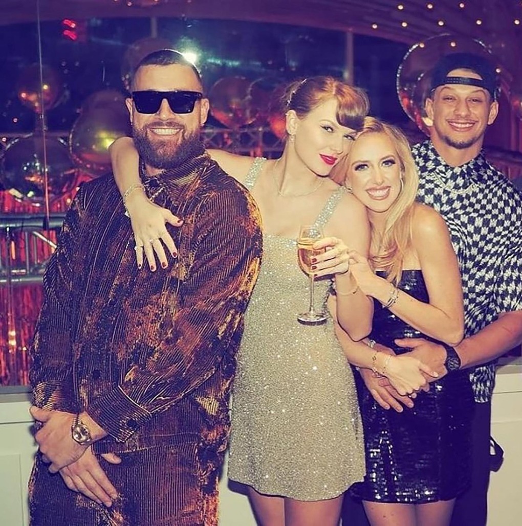 Taylor Swift và Travis Kelce trong tiệc hậu Oscar tối chủ nhật 10/3 (giờ Mỹ). Ảnh: Instagram Chris Pearson