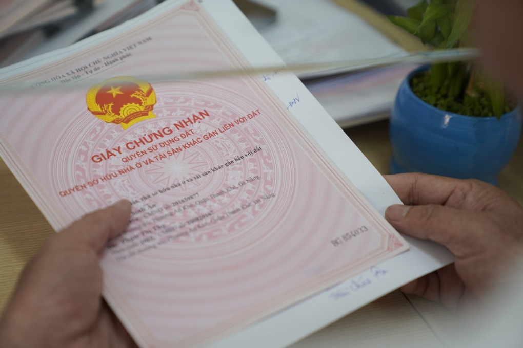 Người dân làm thủ tục hành chính tại Trung tâm dịch vụ hành chính công phường Thanh Khê, TP Đà Nẵng, tháng 6/2025. Ảnh: Nguyễn Đông