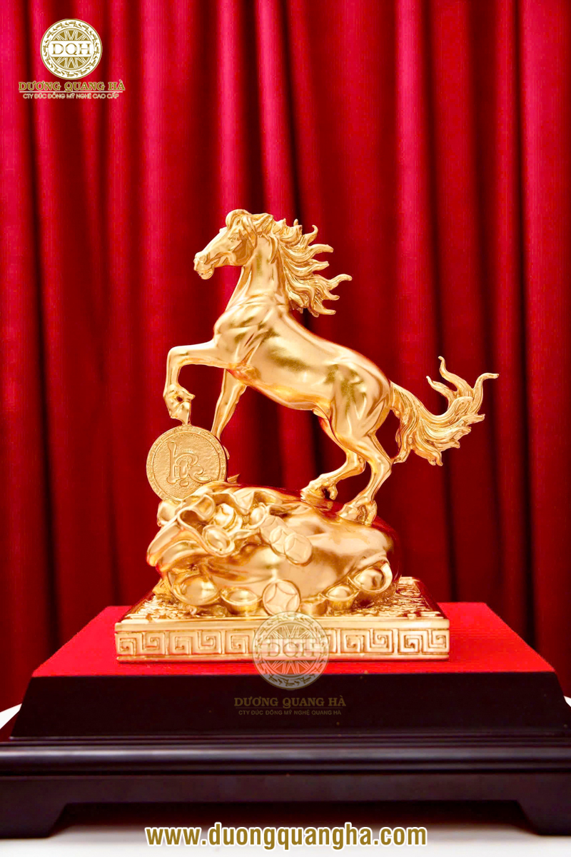 tượng ngựa mạ vàng dương quang hà