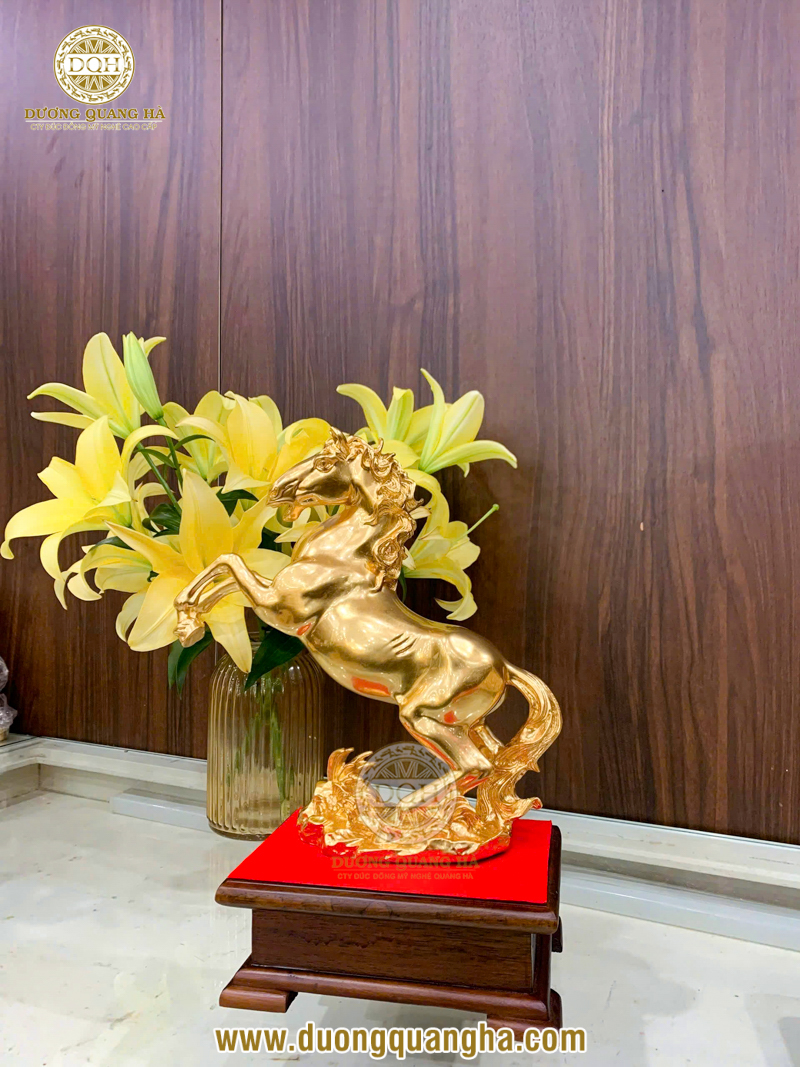 tượng ngựa mạ vàng dương quang hà