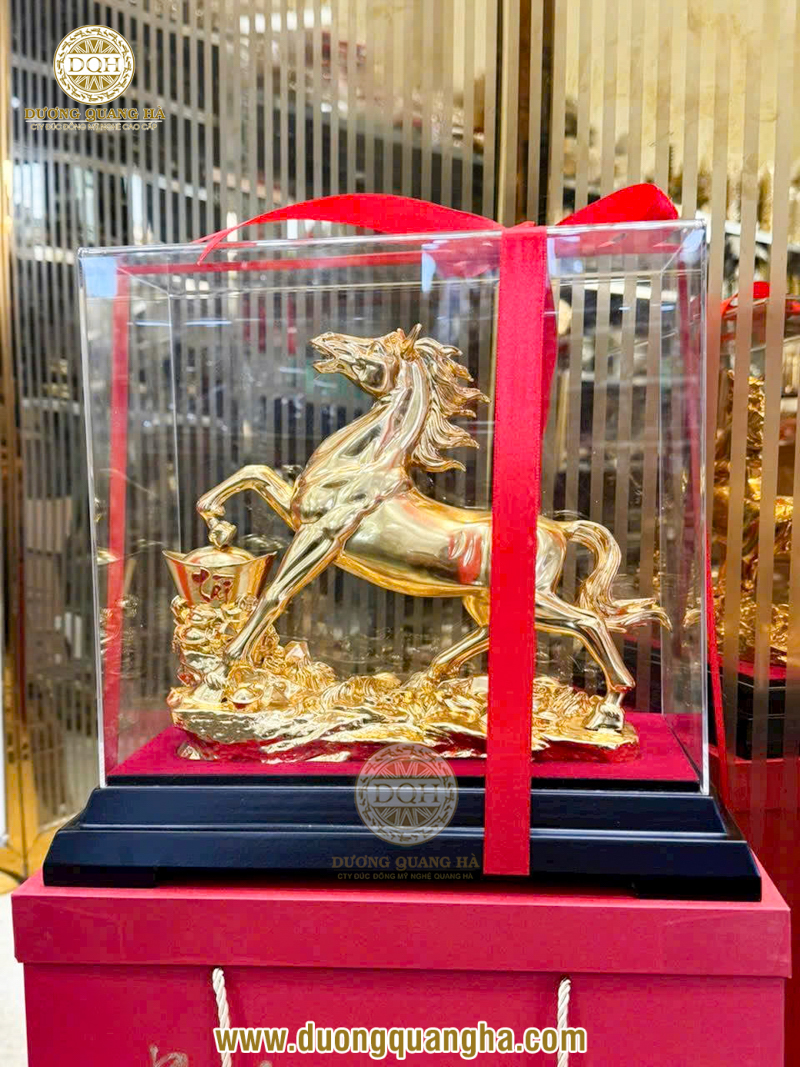tượng ngựa mạ vàng dương quang hà