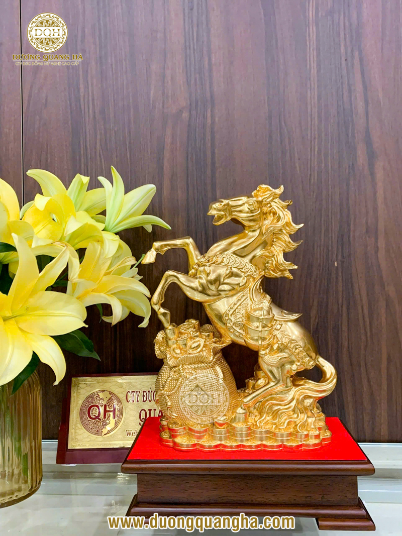 tượng ngựa mạ vàng dương quang hà