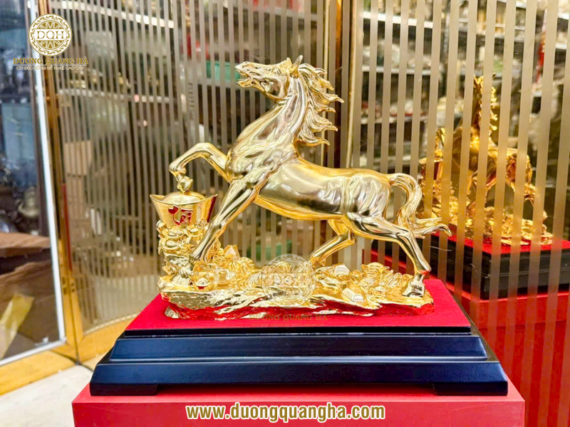 tượng ngựa mạ vàng dương quang hà