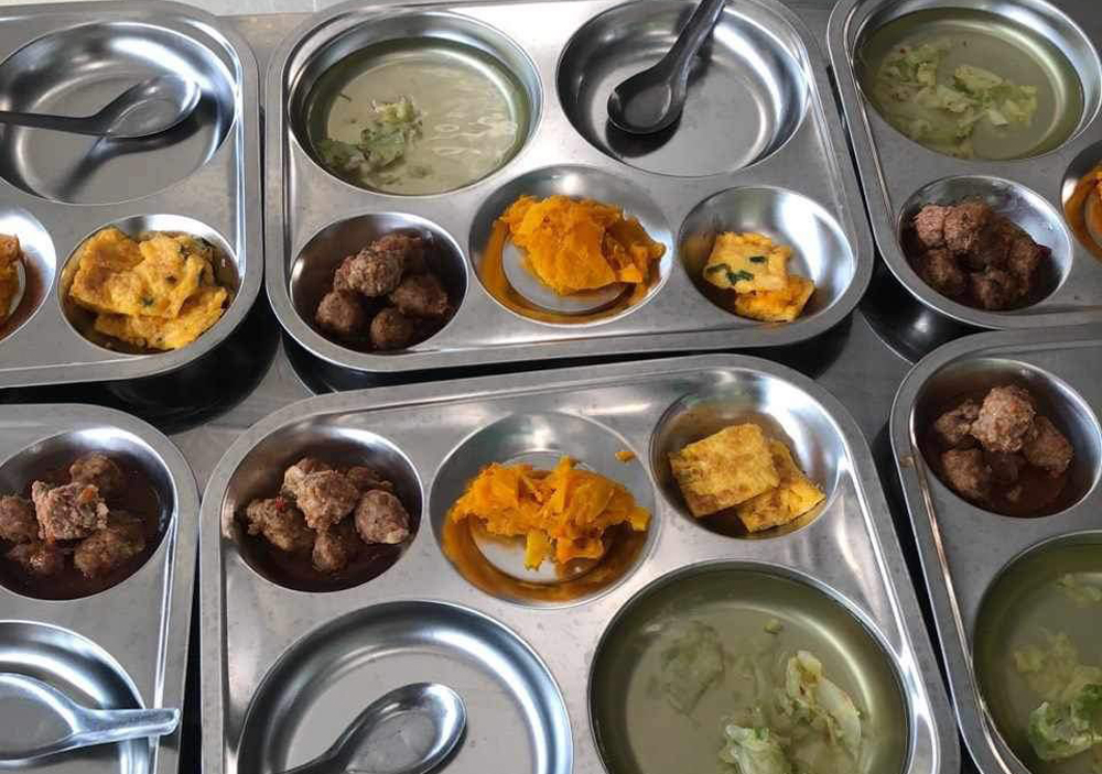 Suất ăn trưa giá 32.000 đồng được phụ huynh chụp lại trong một lần kiểm tra bếp ăn ở trường THCS Yên Nghĩa. Ảnh: Phụ huynh cung cấp