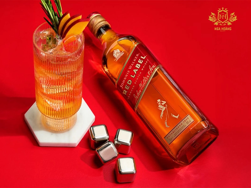 Johnnie Walker Red Label – Biểu tượng blended Scotch whisky với hương vị mạnh mẽ và khả năng pha chế linh hoạt