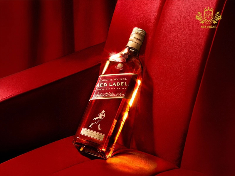 Johnnie Walker Red Label – Biểu tượng blended Scotch whisky với hương vị mạnh mẽ và khả năng pha chế linh hoạt