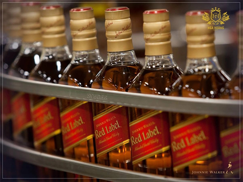 Johnnie Walker Red Label – Biểu tượng blended Scotch whisky với hương vị mạnh mẽ và khả năng pha chế linh hoạt